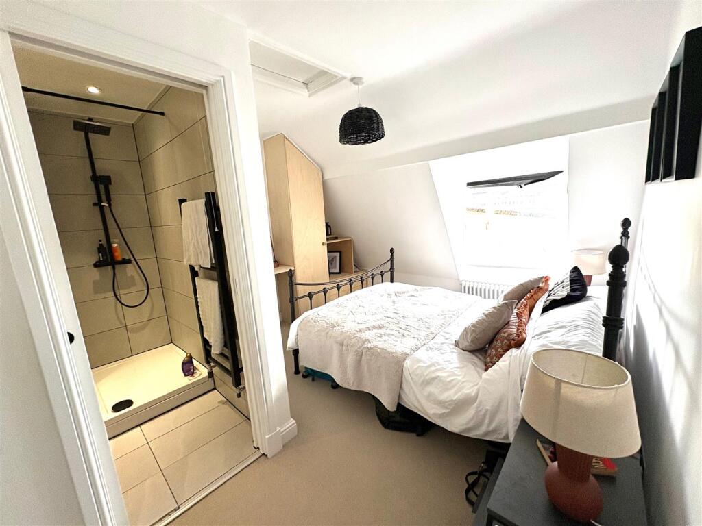 Bed2.jpg
