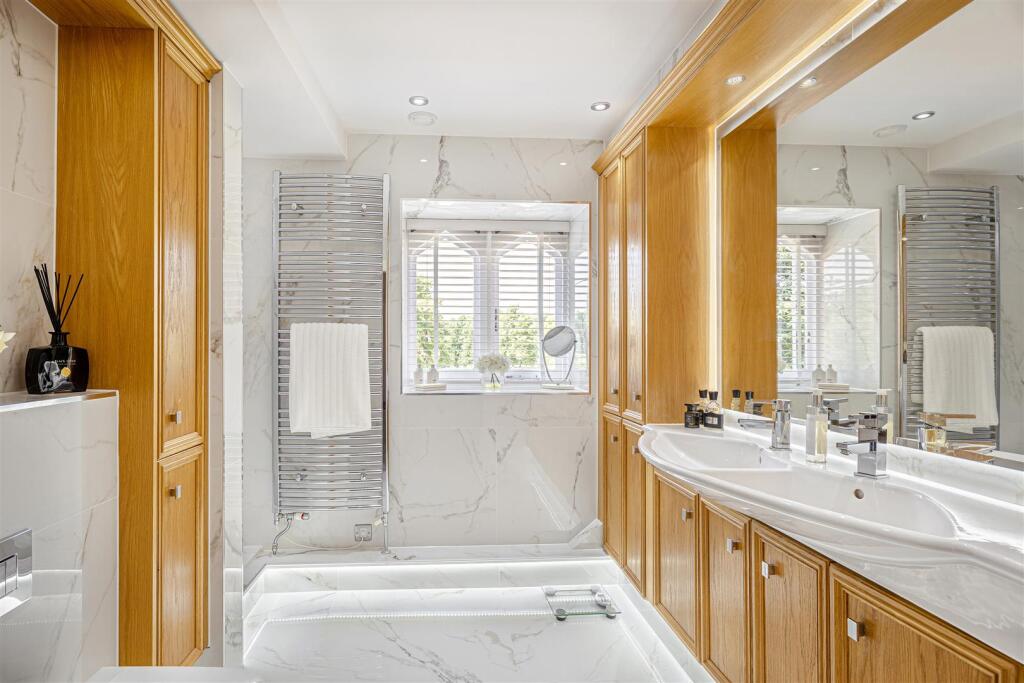 Master Bed ensuite a.jpg