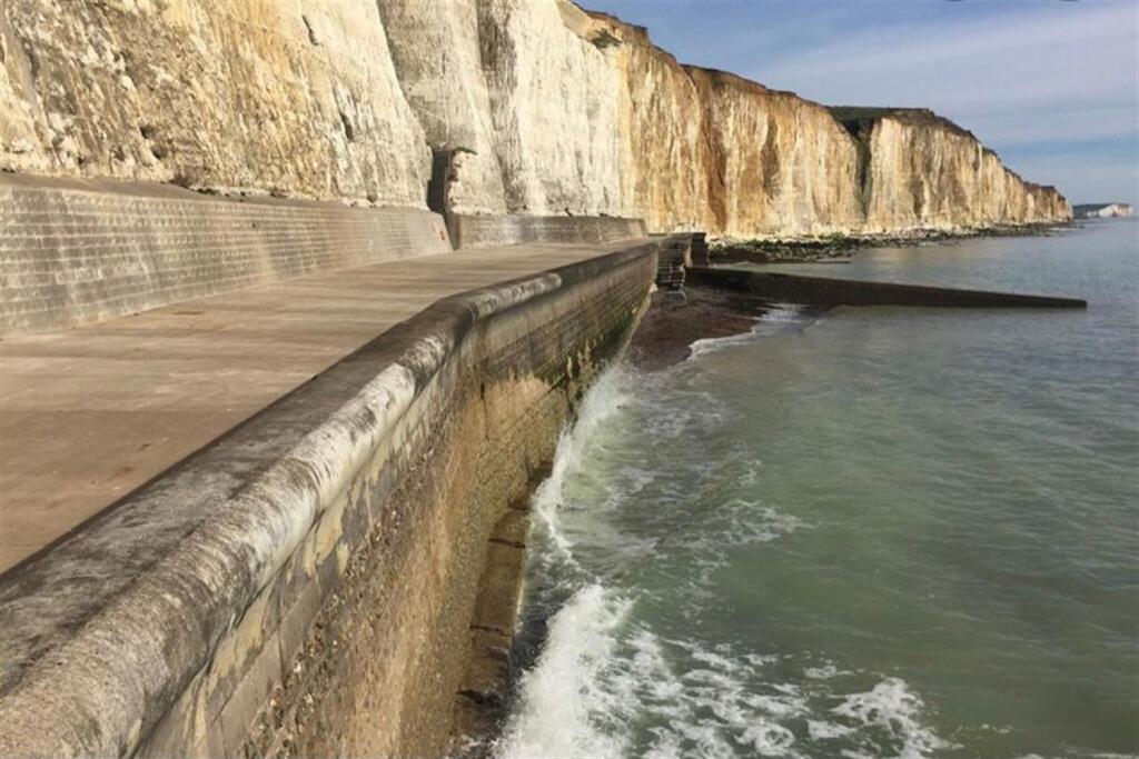 Saltdean promenade/b