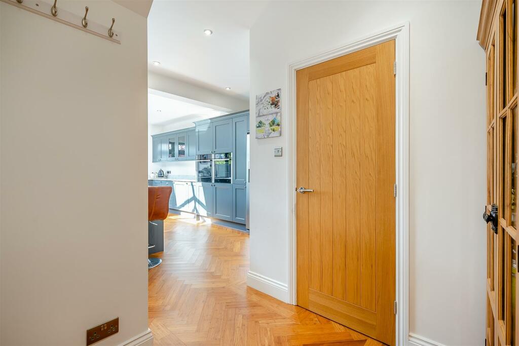 8593312-interior27.jpg
