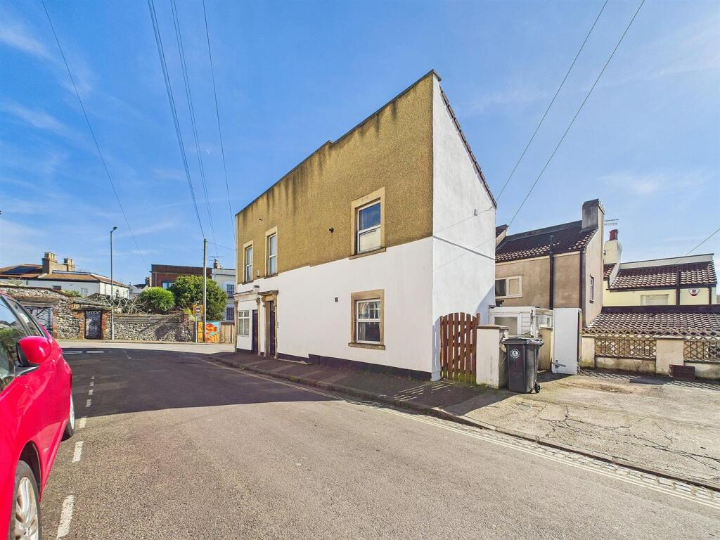 18 - 4 Bedroom End Terrace House.jpg
