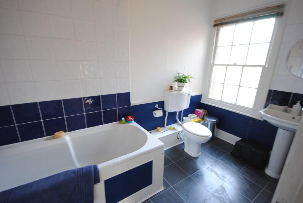 81LondonRoadbathroom