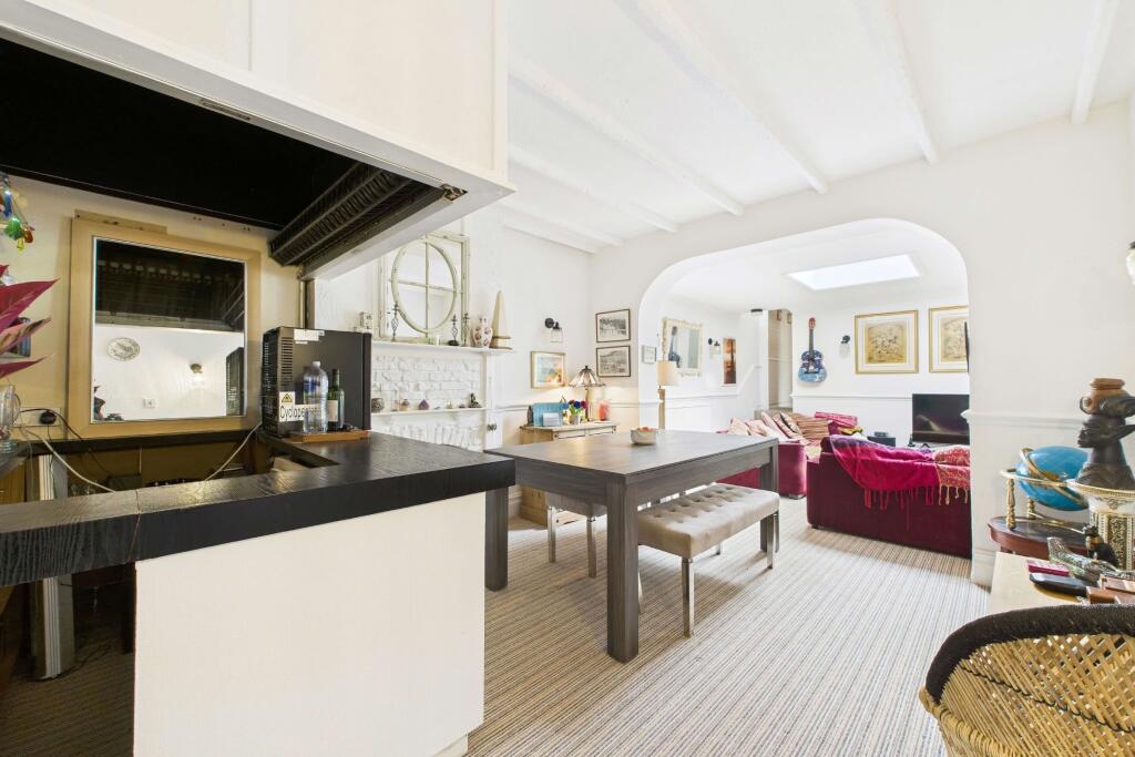 Owners¿ dining room &amp; bar area