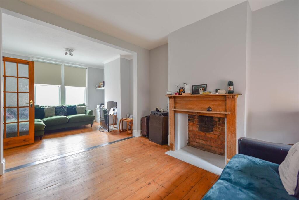 LOUNGE/DINING AREA