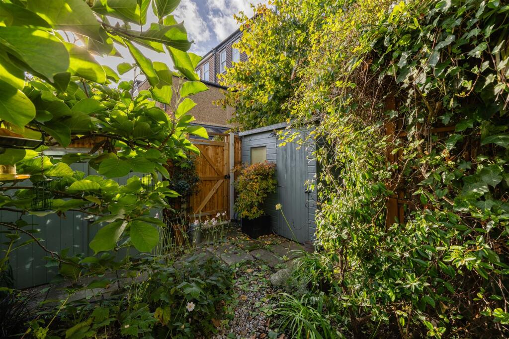 Horn Lane, IG8