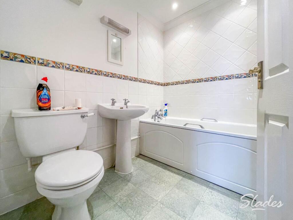 10 Carlton Dene bath