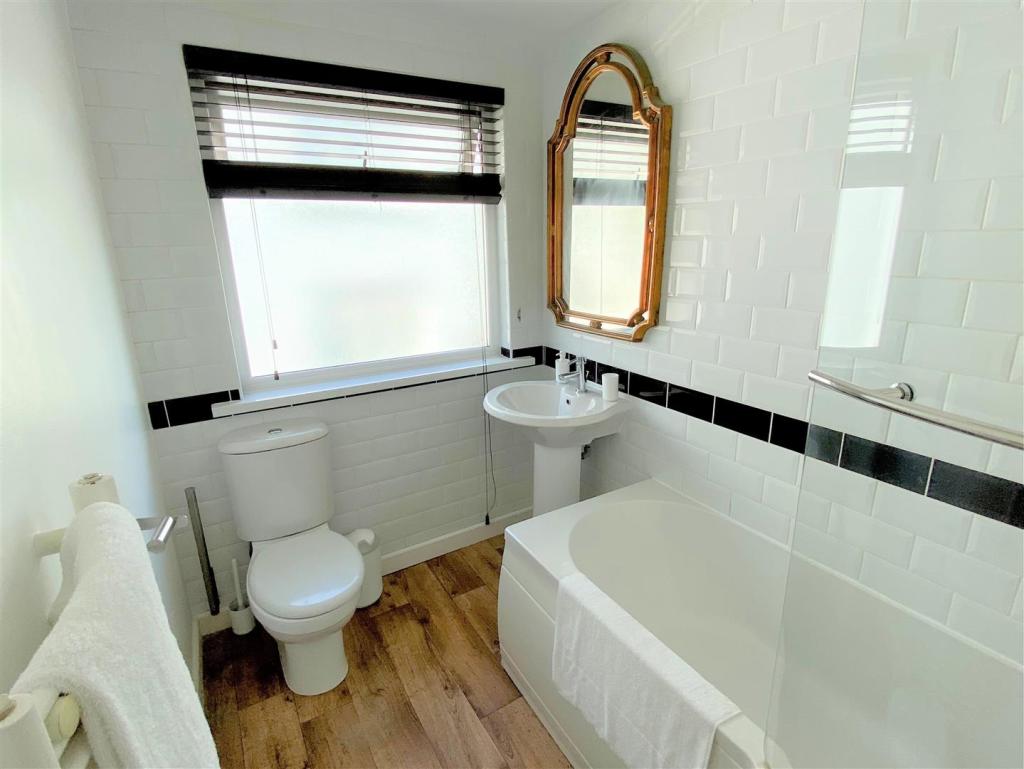 7 Riverside Court Bathroom