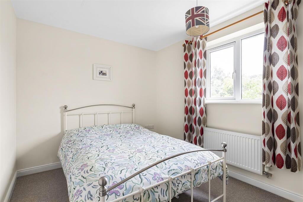16 Iron Duke Close