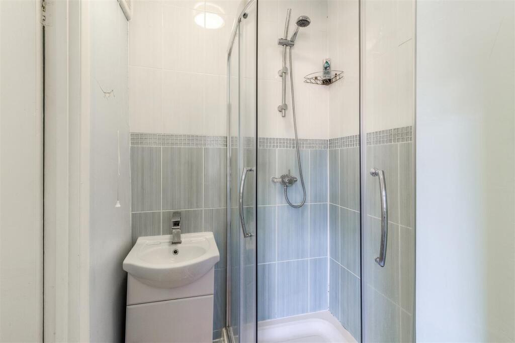 No 5a - Shower Room