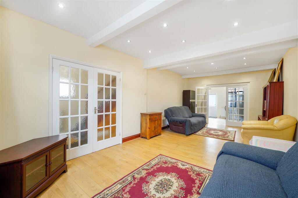 3 Maswell Park Crescent - FzBt5J4ne5EnJfNFzXTS.jpg