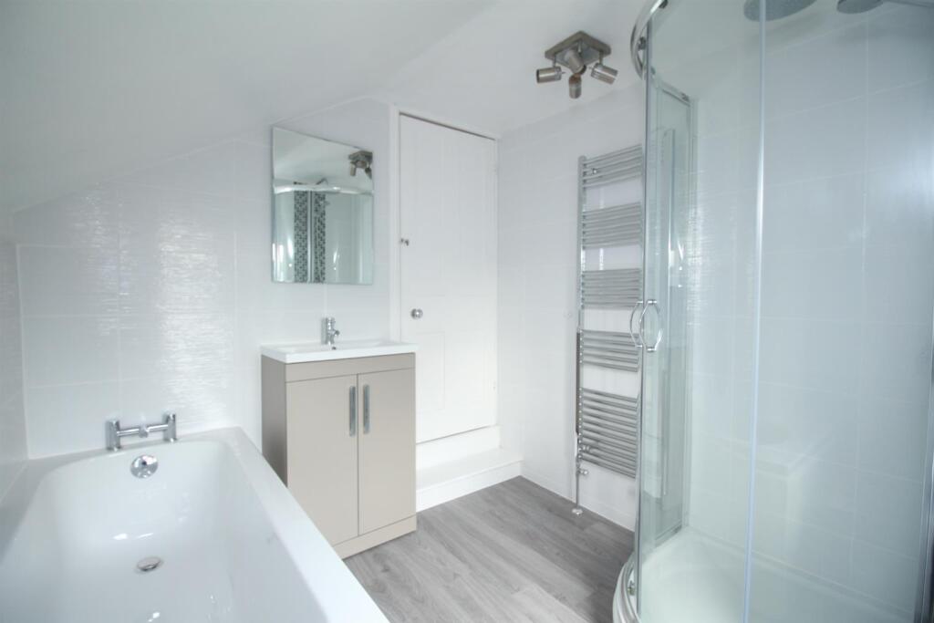 37 Upper Denmark Road Bathroom2.JPG