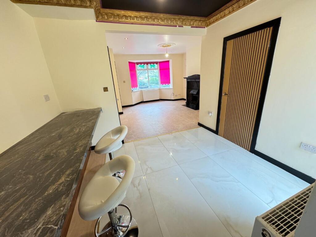 DINING/BREAKFAST ROOM