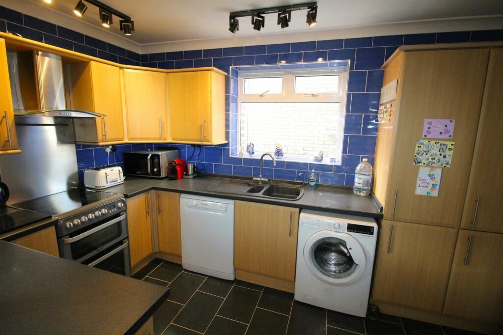 Kitchen2.JPG