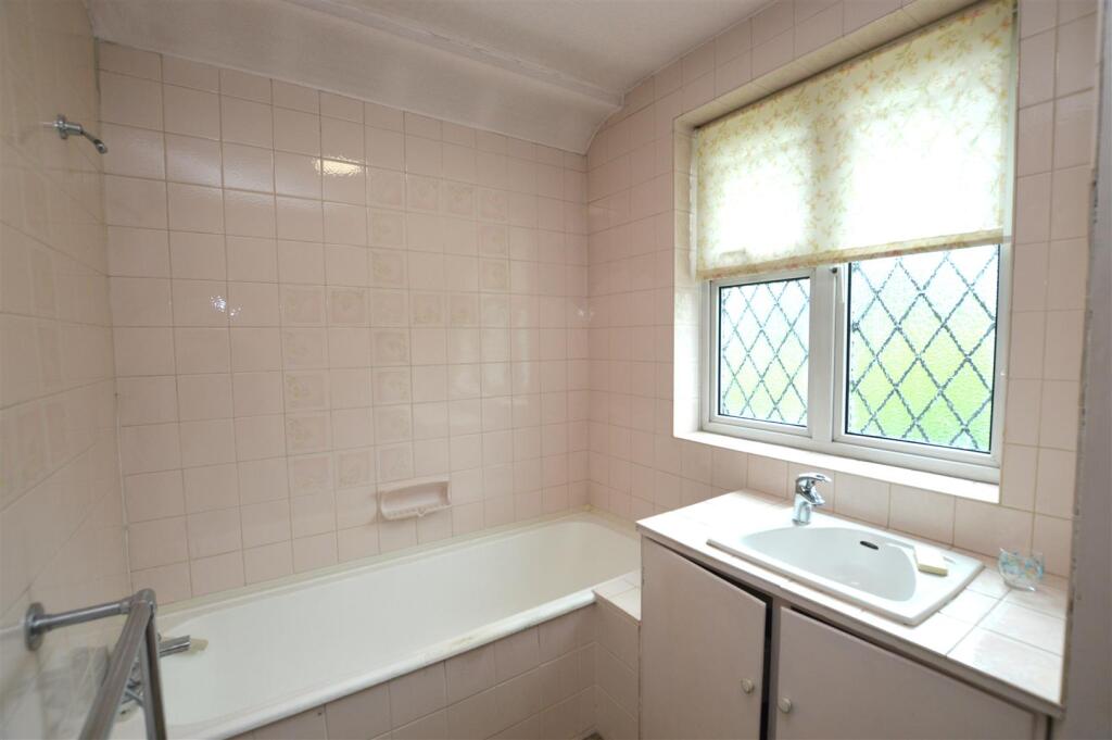 90 Ryecroft Avenue bath.JPG