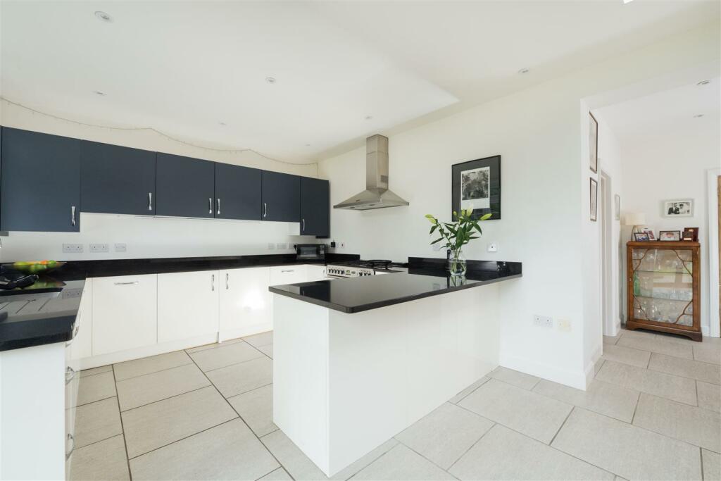3 Coach Drive, Hitchin-18.jpg