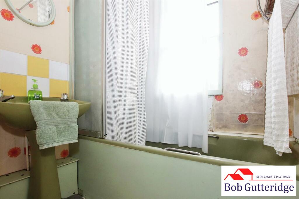 FIRST FLOOR BATHROOM