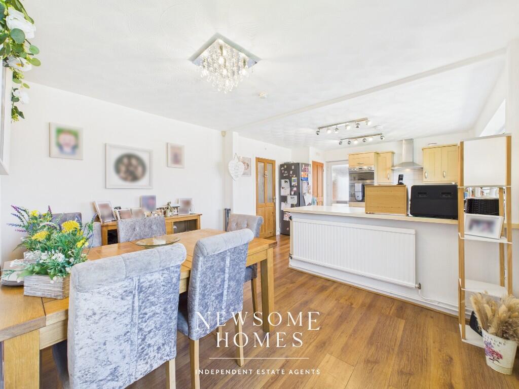 Kitchen/ Dining Room