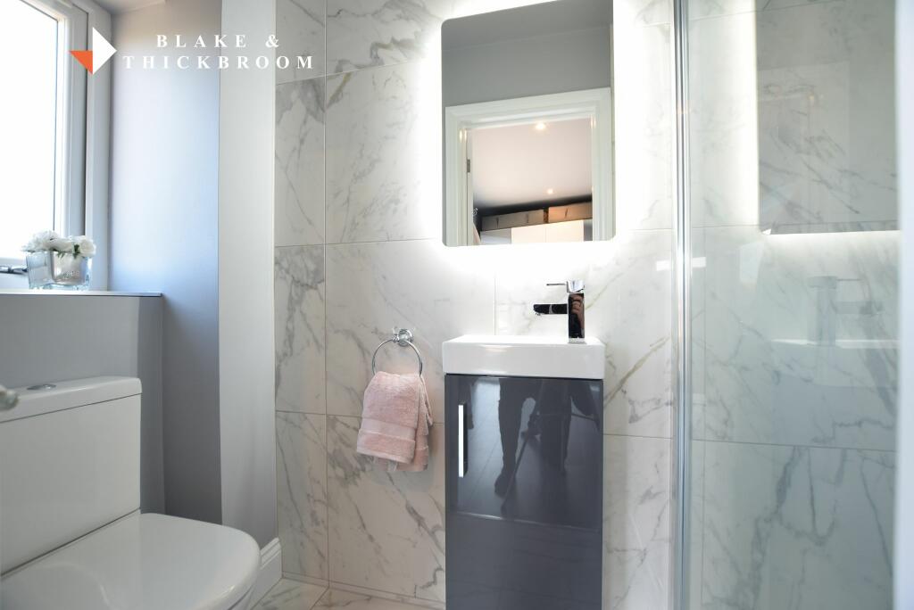 EN SUITE SHOWER ROOM