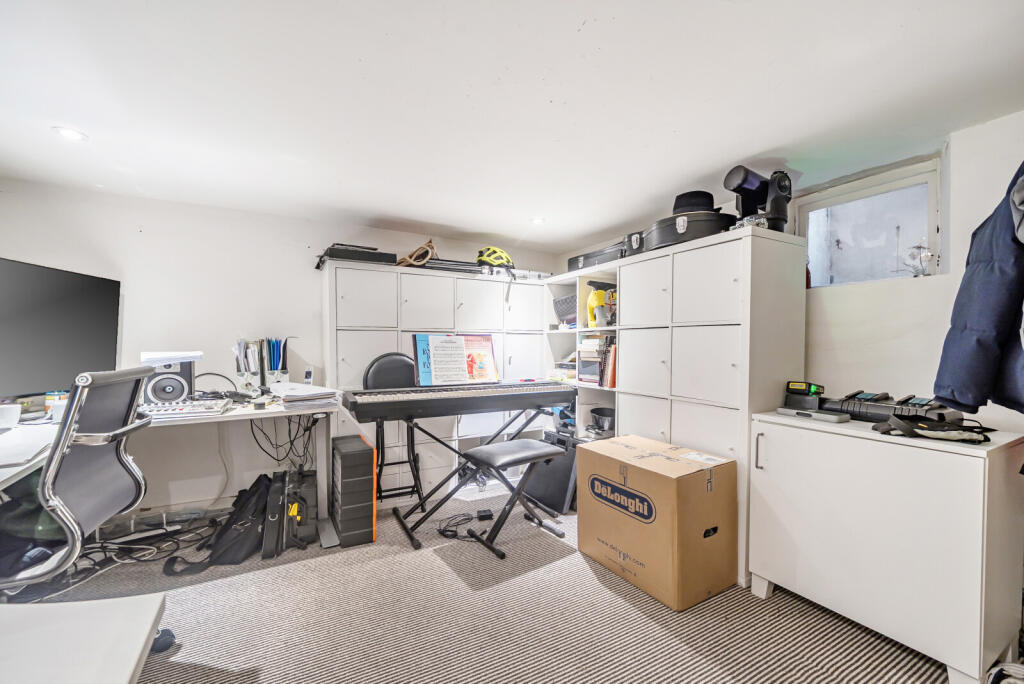 1373697-1-6902438...