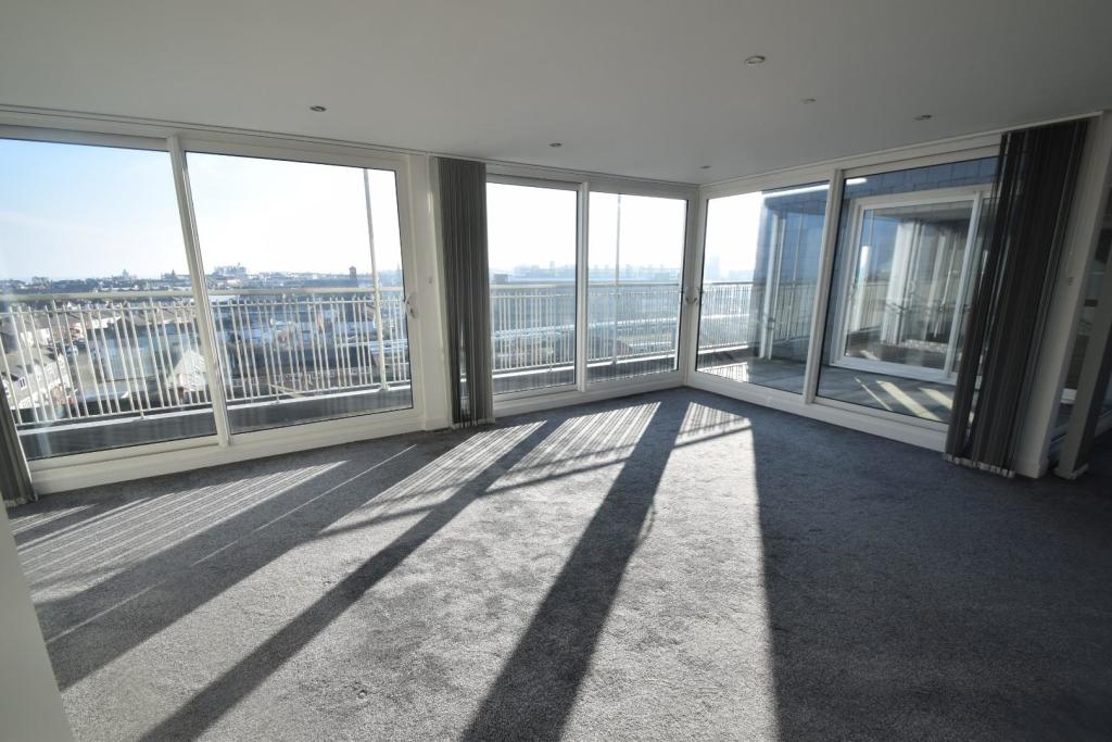27 Esher House lounge 2.JPG