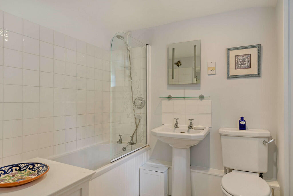 8610134-interior5...