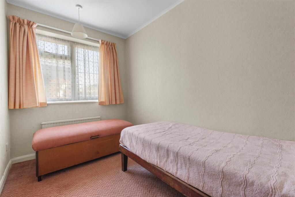 12 Daws Lea, HP11 1QF-3.jpg