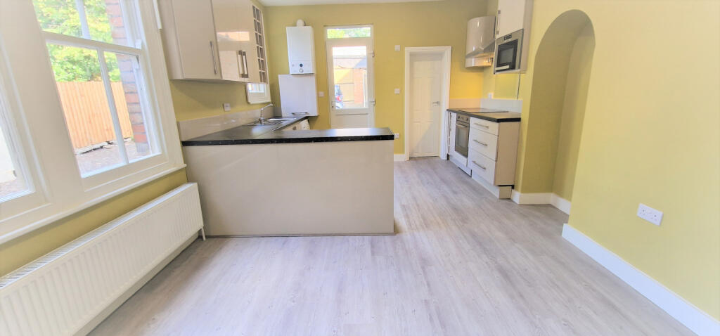KITCHEN / LOUNGE