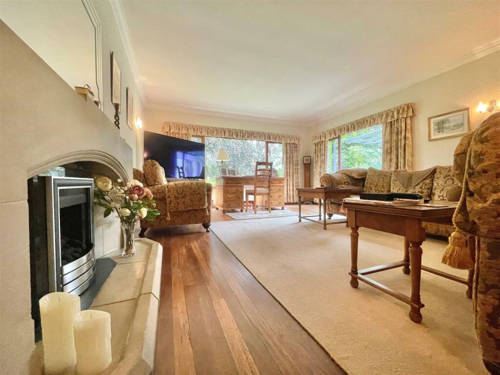 Living room 2.jpg