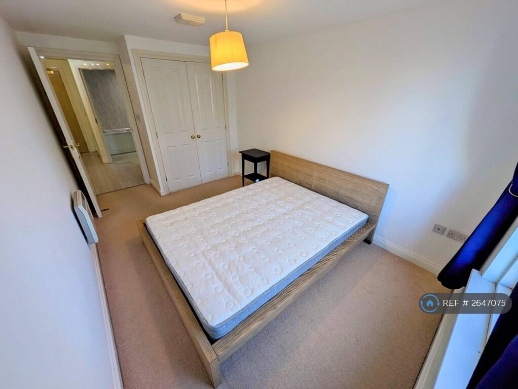 Main Room 2 (King Size &amp; Integrated Wardrobe))