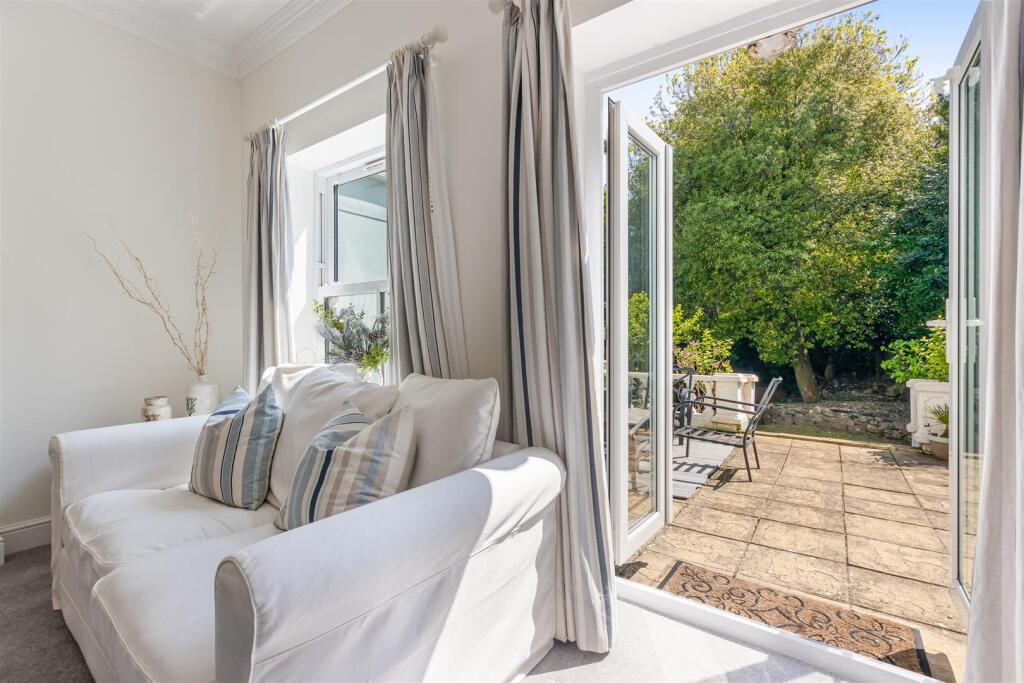 A18 - The Hamptons, Torquay - 250429.jpg