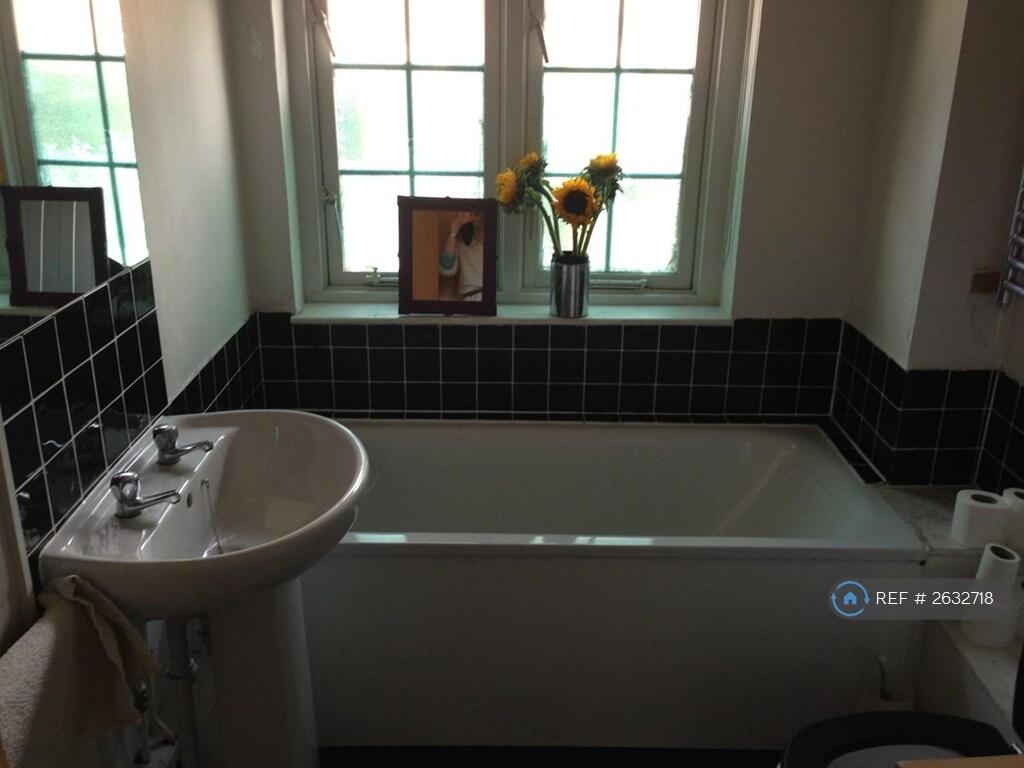 Bathroom 1 + Wc