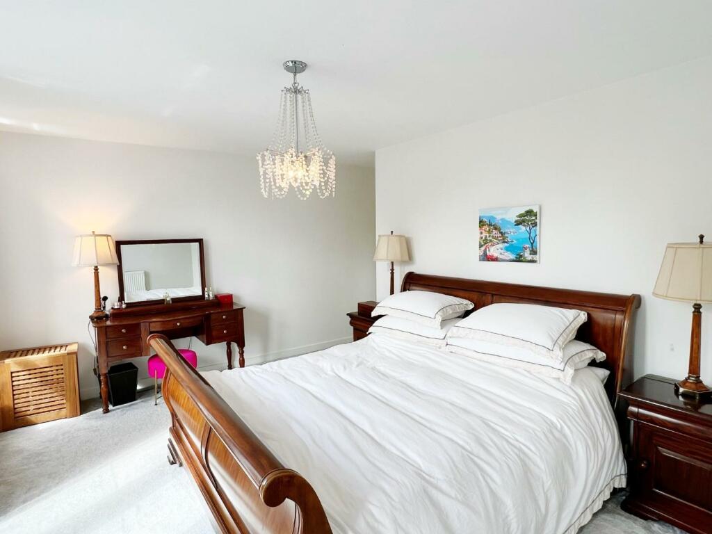 Bedroom 1 pic 4.jpg