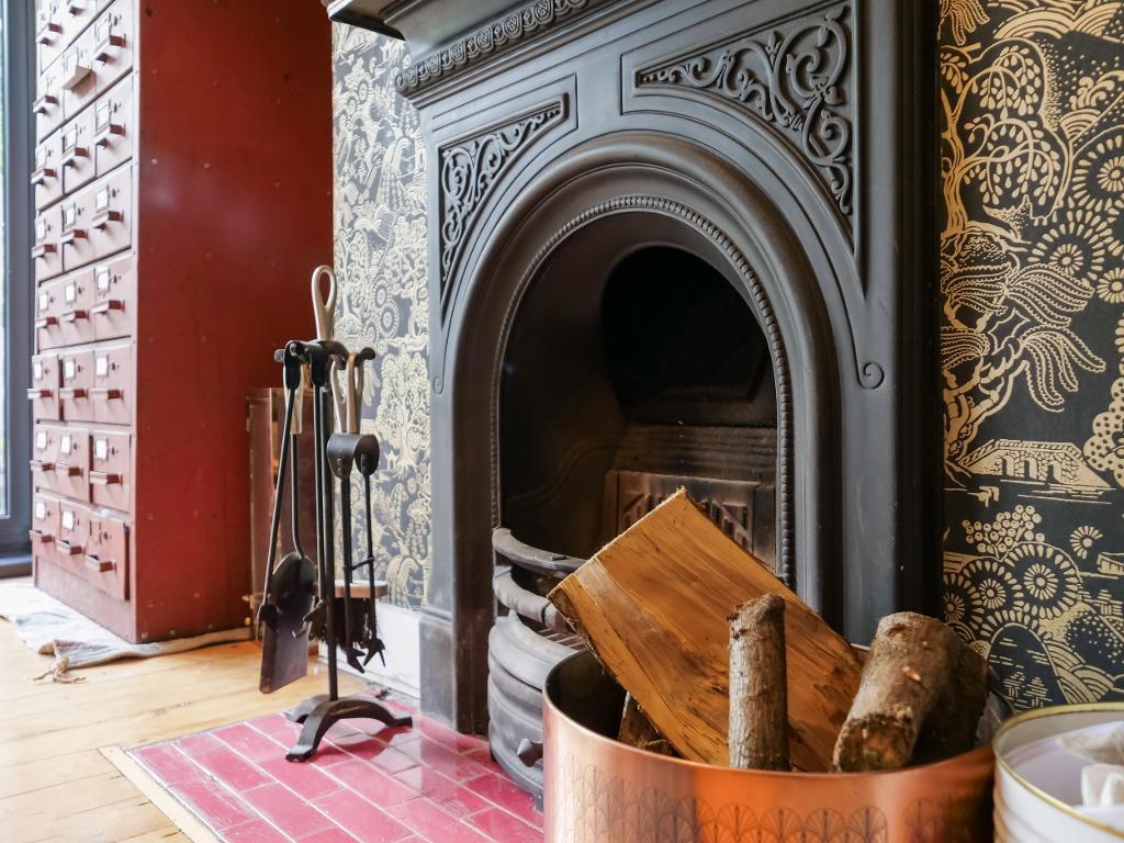 Feature fire surround