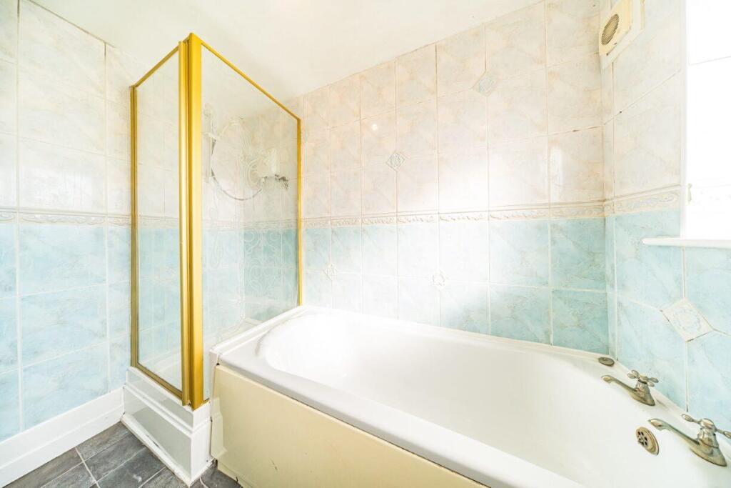 55 Fairholme Avenue bathroom 2.jpg