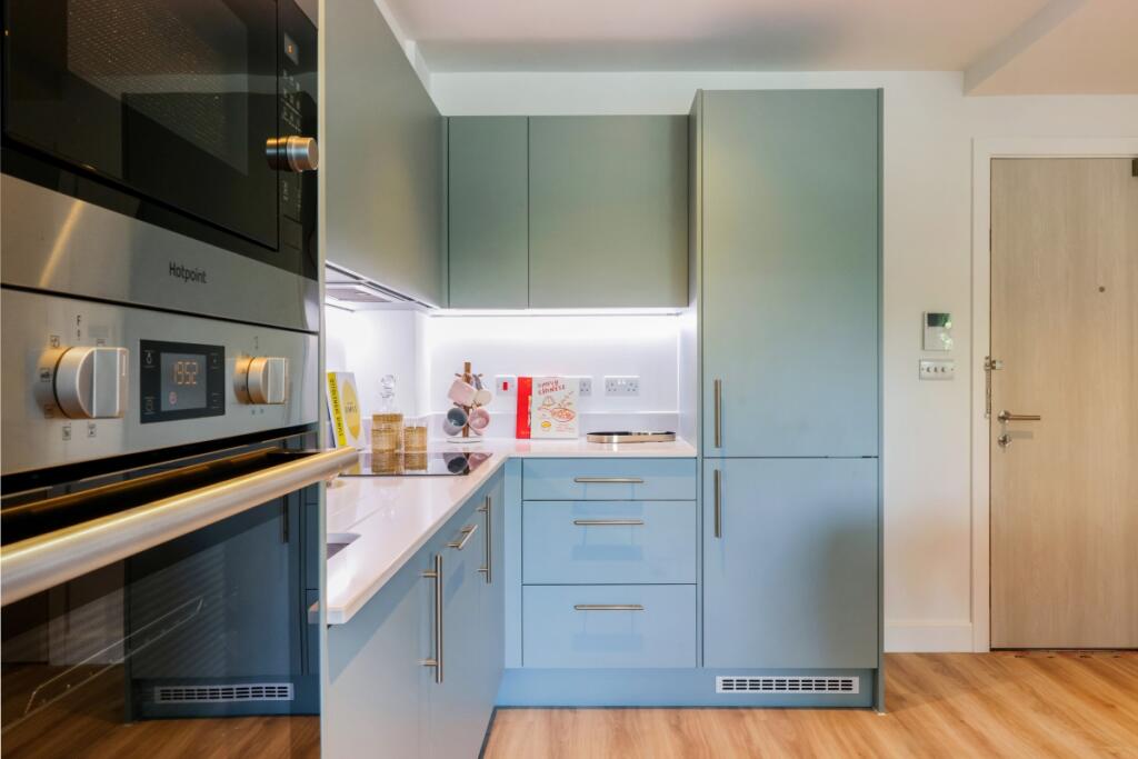 1 bed dining 5
