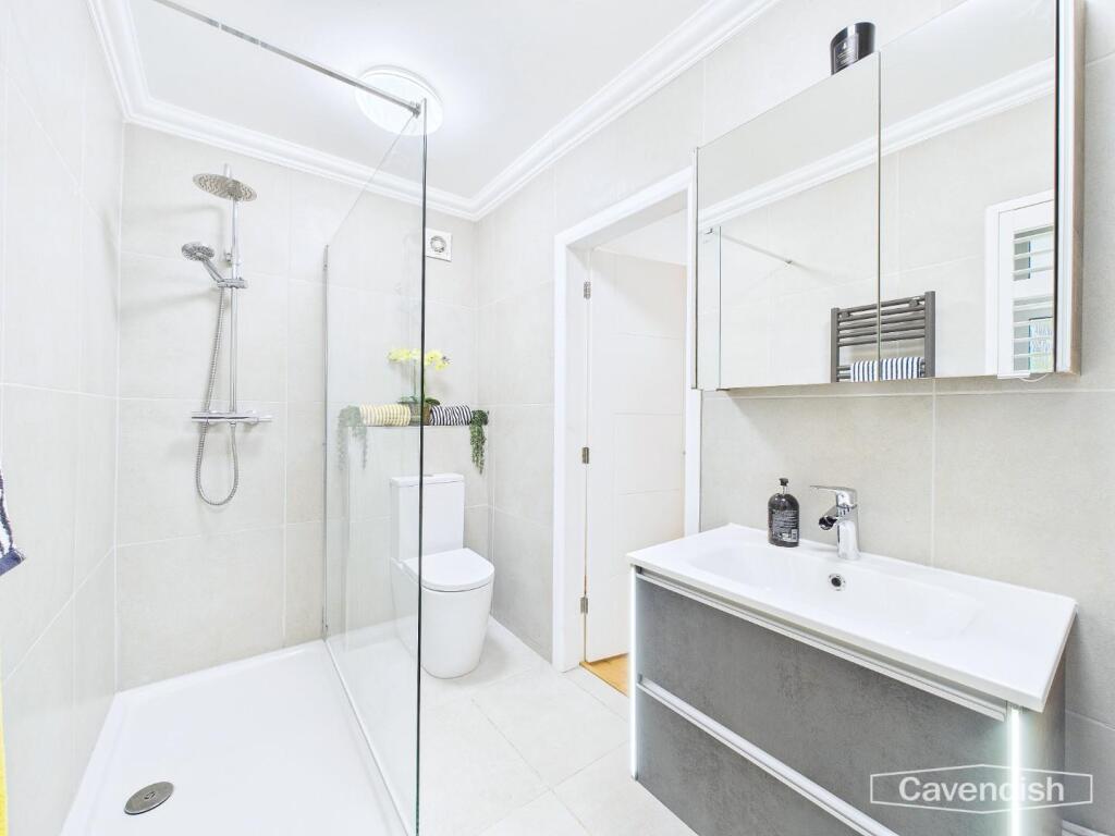 EN-SUITE SHOWER ROOM