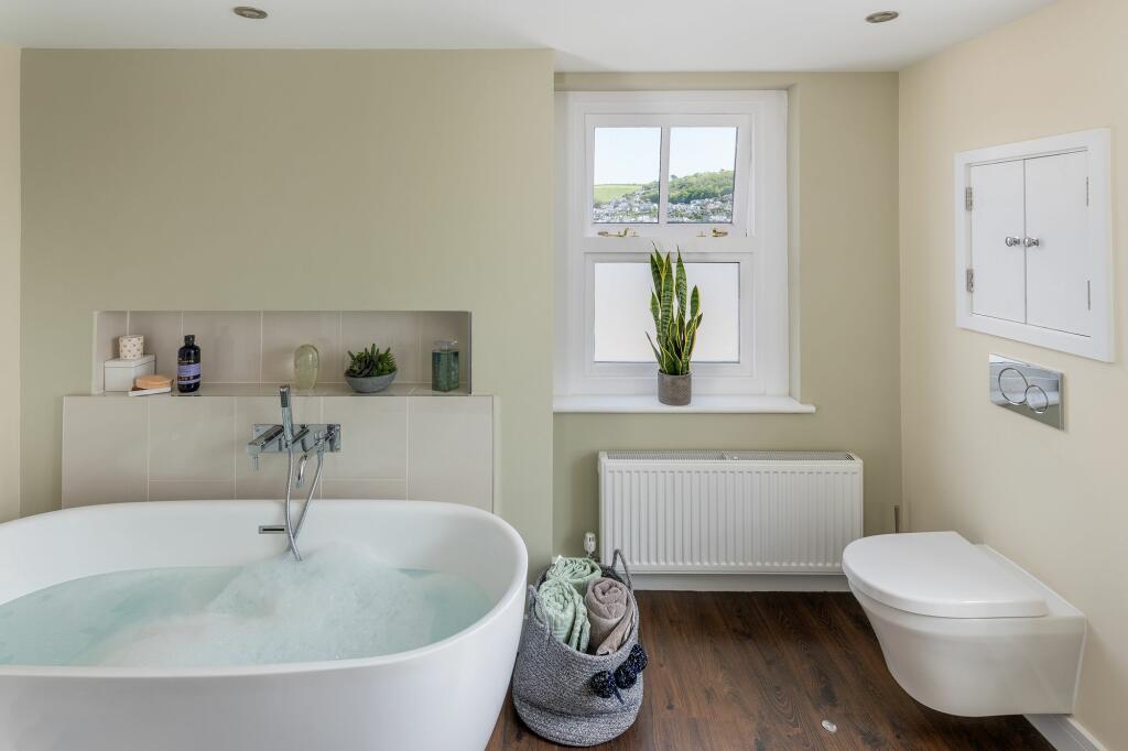 Hawley House, 4 South Ford Road, Dartmouth: Family Bathroom