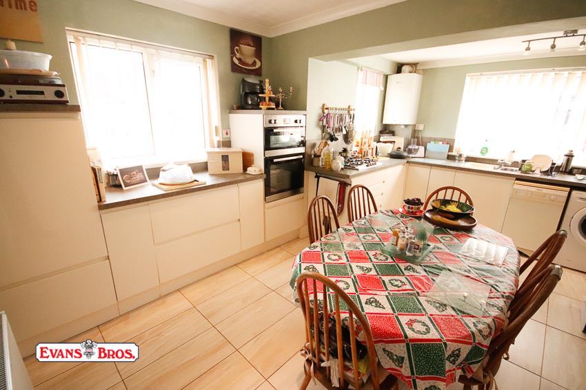 KITCHEN / BREAKFAST ROOM