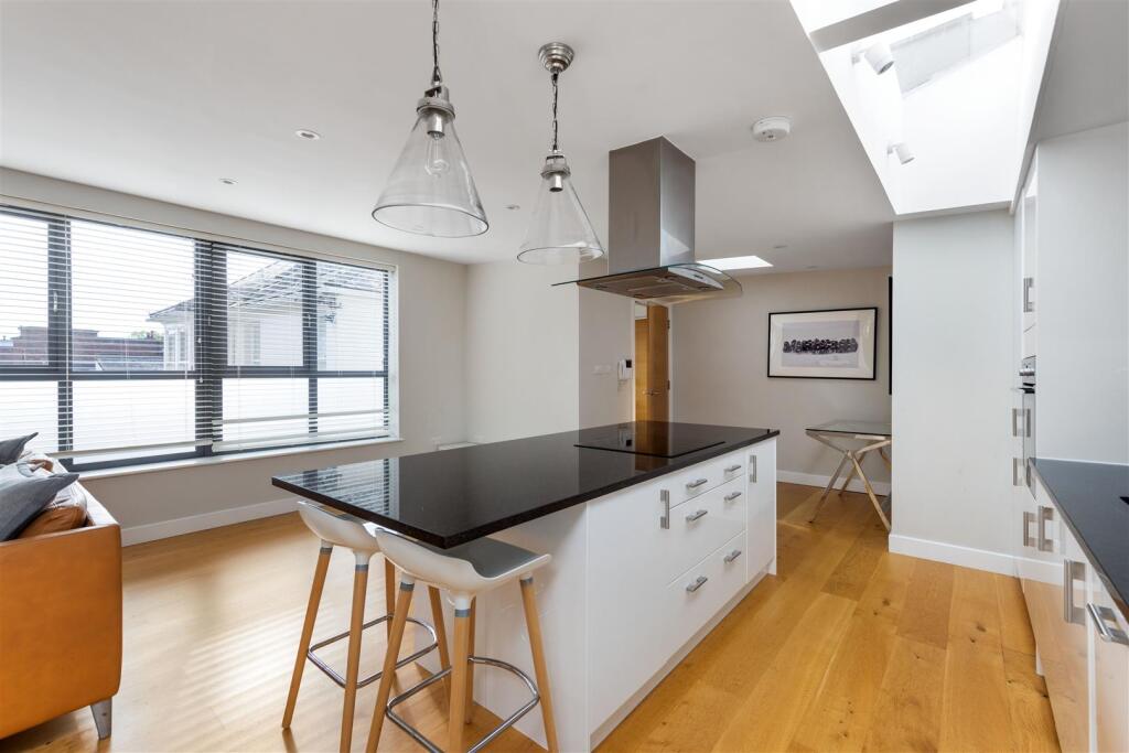 Flat 2, 278 High Street GU1 3JL-12.jpg