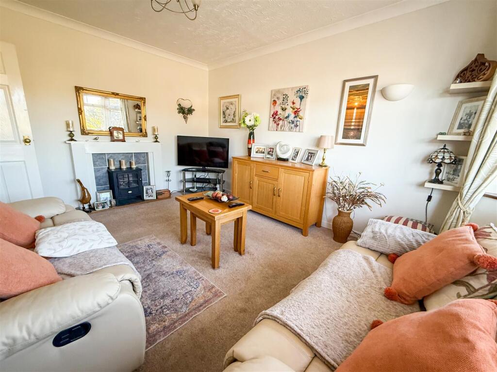 ALTERNATE VIEW OF LOUNGE