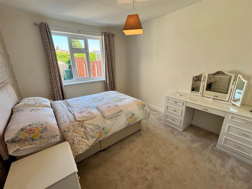 15 Ellis - Bedroom.jpg