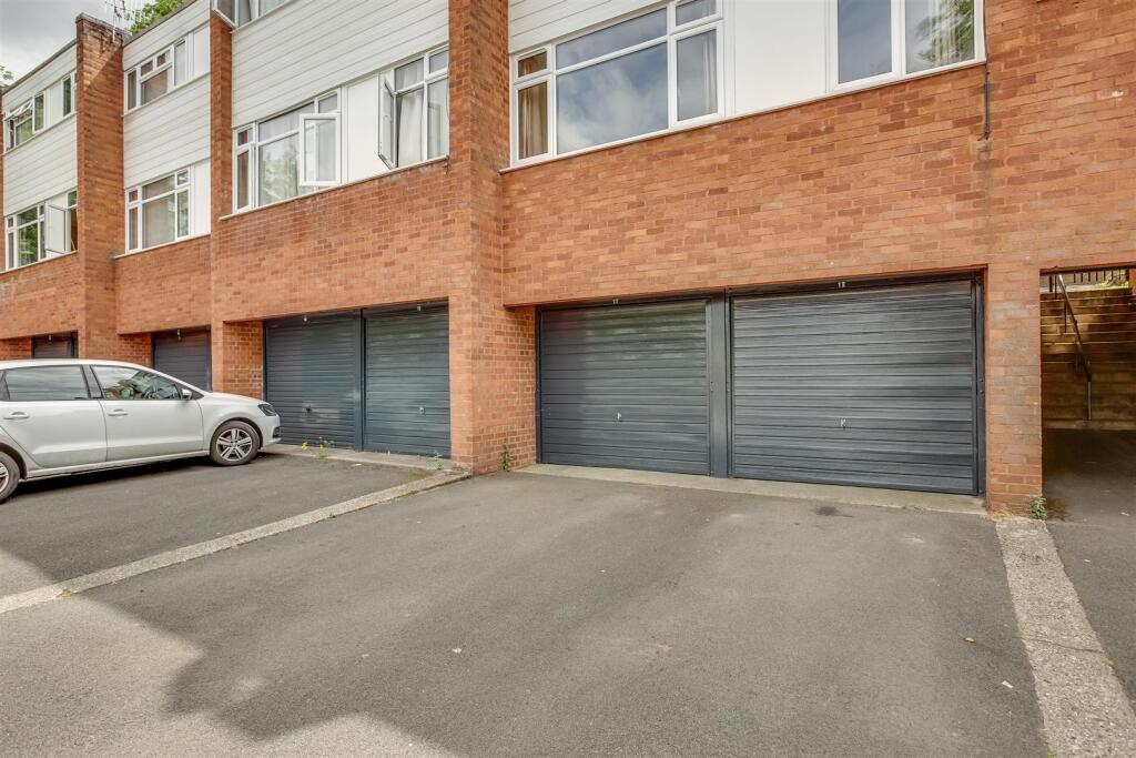 17 Hunters Hill, HP13 7EW-13.jpg