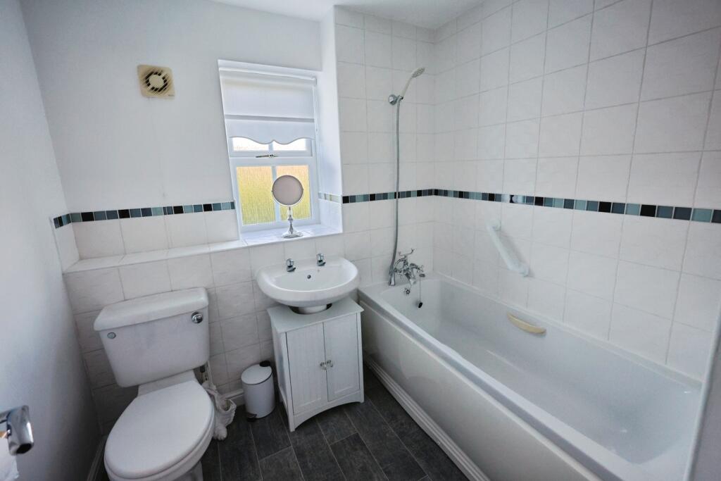 pbox-bathroom-333088.JPG