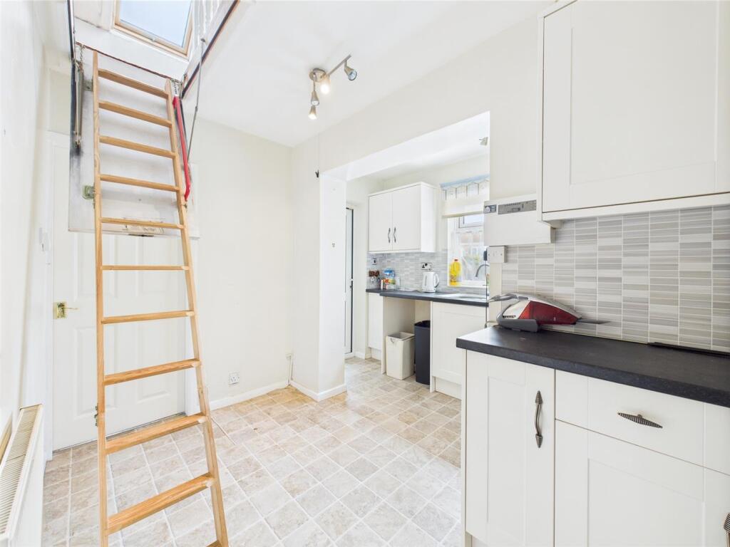 Kitchen: