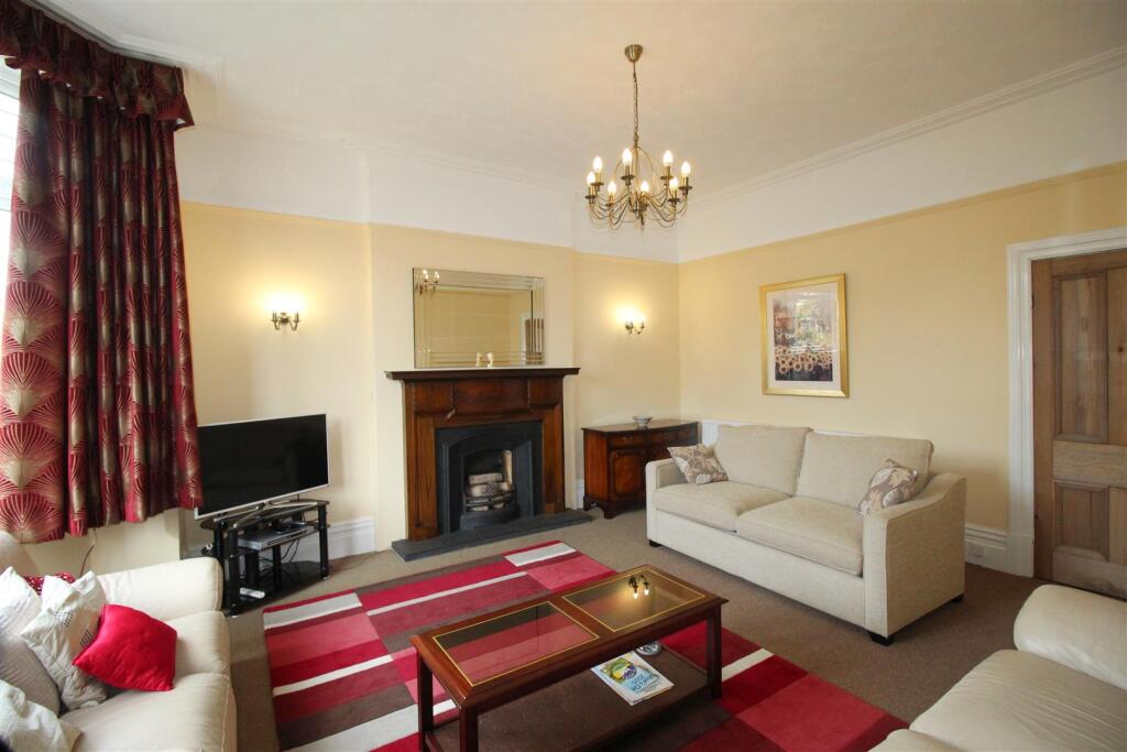 St Thomas Road, 14 Lounge 1.JPG