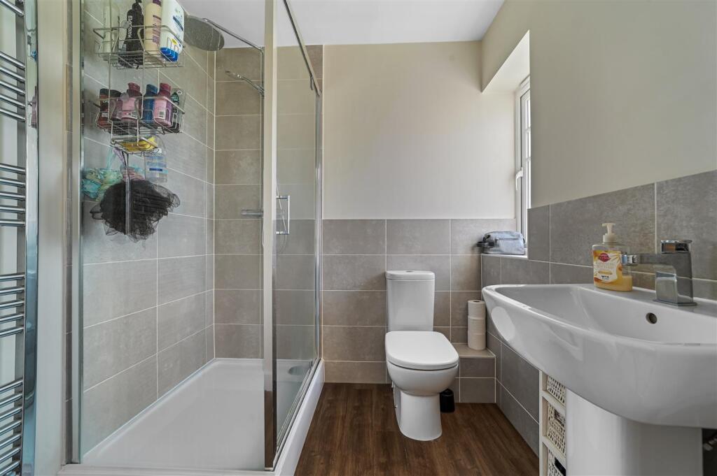 EN-SUITE SHOWER ROOM