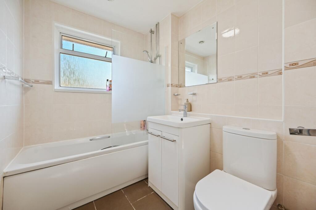 RCEWEMOVE- 70 sherrington avenue- bathroom 3 (1)