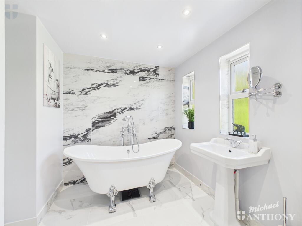 CAM03218G0-PR0626-STILL012