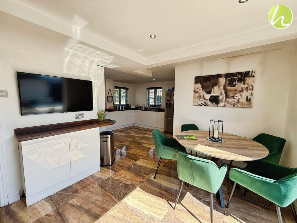 Kitchen/ Dining