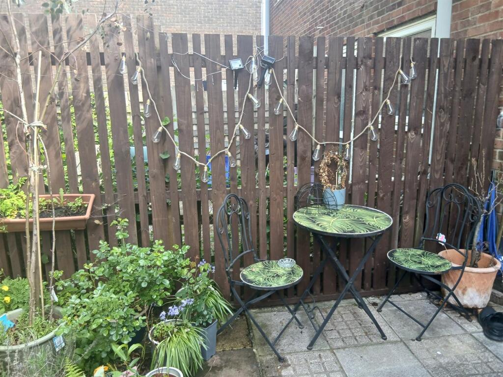 24 llys y celyn garden photo.jpg